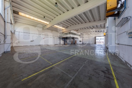 Foto Capannone industriale in 1 maggio, Pioltello di 675 m² con 4 locali