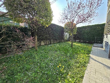 Foto Appartamento in Via Gioia 25, Villasanta di 137 m² con 4 locali