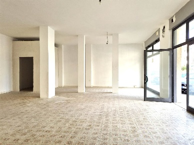Foto Locale commerciale a Cecina Cecina Centro di 190 m² con 3 locali