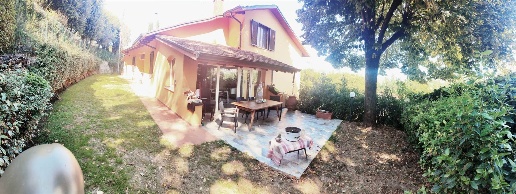 Foto Villa unifamiliare a Bagno a Ripoli Centro di 230 m² con 8 locali