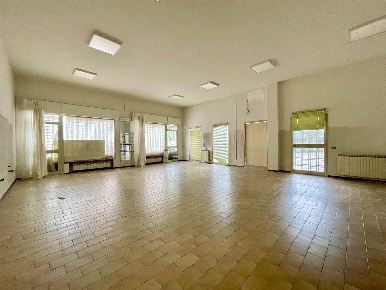 Foto Negozio a Roncoferraro Centro di 85 m² con 1 locali in vendita