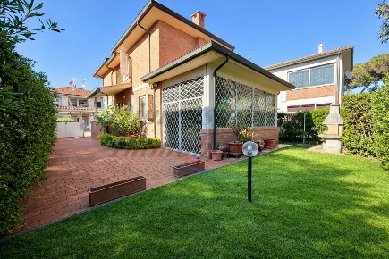 Foto Villa unifamiliare in Via Pietro Toselli 19, Cecina Marina di Cecina