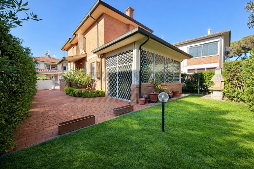 casa indipendente in vendita a Cecina