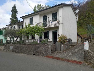 Foto Case semi ndipendenti in Via Roma 101, Comano Centro di 130 m²