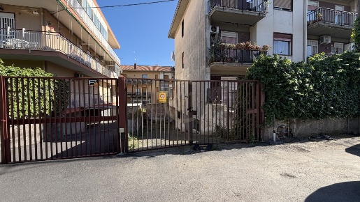 Foto Magazzino in Via Giuseppe Verdi 12, Mascalucia Centro di 400 m²