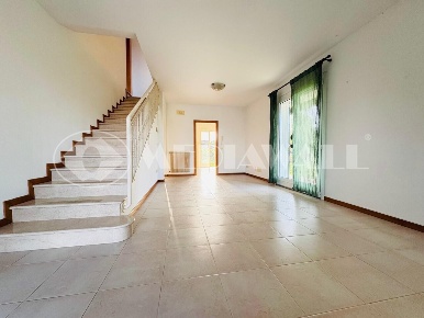 Foto Villa a schiera a Roveredo in Piano Centro di 188 m² con 7 locali