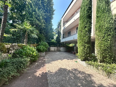 Foto Appartamento in Via Como snc, Erba Centro di 160 m² con 4 locali