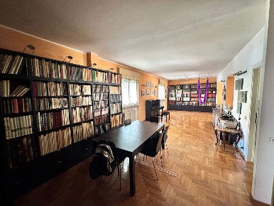 Foto Appartamento in Via Como snc, Erba Centro di 160 m² con 4 locali