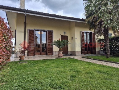 Foto Villa bifamiliare in Via zerbi 58, Cerro Maggiore Cantalupo di 300 m²