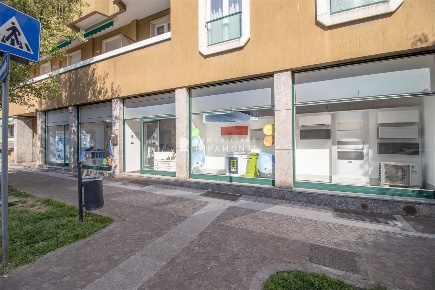Foto Locale commerciale in Via Azzone Visconti, Lecco Centro di 170 m²