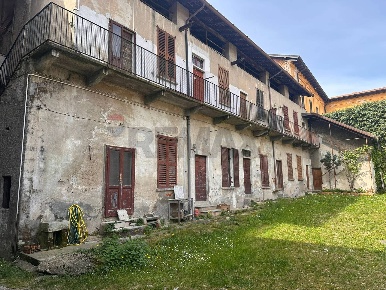 Foto Case semi ndipendenti a Besozzo Centro di 673 m² con 10 locali
