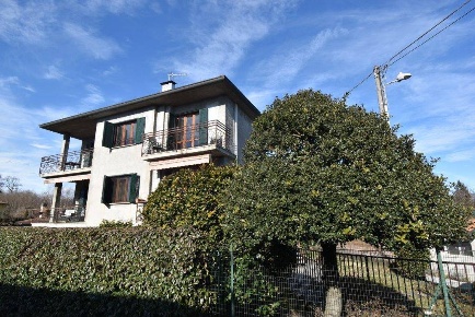 Foto Casa indipendente in VIA DIAZ 17, Brebbia Centro di 300 m² in vendita