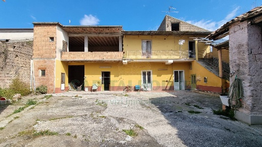 Foto Casa indipendente a Macerata Campania Centro di 235 m² con 6 locali