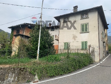 Foto Rustico in Via Garibaldi 35, Casazza Trate di 320 m² con 11 locali