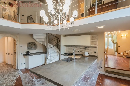 Foto Appartamento in Via Parrocchiale, Besana in Brianza Centro di 421 m²