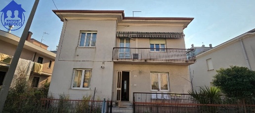 Foto Casa indipendente a Rimini di 280 m² con 5 locali in vendita