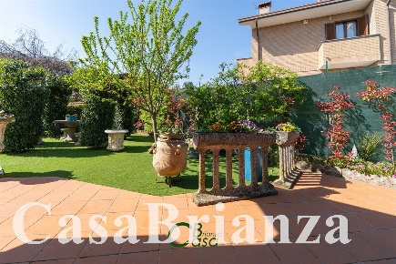 Foto Villa bifamiliare a Besana in Brianza di 172 m² con 5 locali