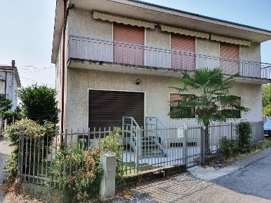 Foto Negozio in Via Consorziale dei Boschi, Meda di 145 m² con 5 locali
