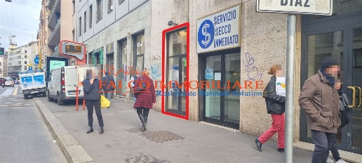 Foto Negozio in Via Sforza, Milano Guastalla di 120 m² con 2 locali