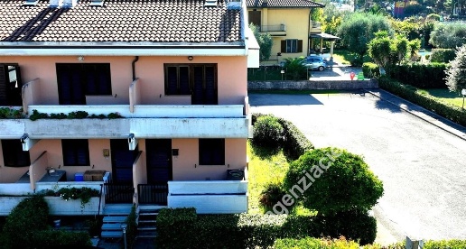 Foto Villa a schiera a Massa Marina di Massa Centro di 80 m² con 4 locali
