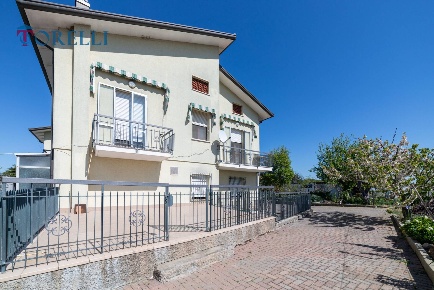 Foto Villa bifamiliare a Rimini di 290 m² con 6 locali in vendita