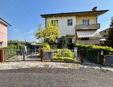 Foto Villa bifamiliare a Fano di 230 m² con 7 locali in vendita