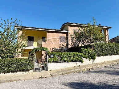 Foto Villa bifamiliare a Perugia di 200 m² con 10 locali in vendita