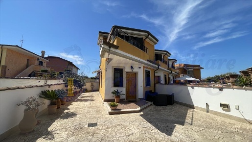 Foto Villa a schiera in Via S. Casciano n.9, Pomezia di 75 m² con 3 locali