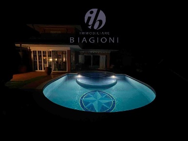 Foto Villa unifamiliare a Pietrasanta di 150 m² con 6 locali in vendita