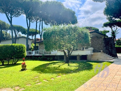 Foto Villa unifamiliare a Camaiore Lido di Camaiore di 250 m² con 8 locali