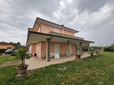 Foto Villa unifamiliare a Capannori Centro di 300 m² con 8 locali