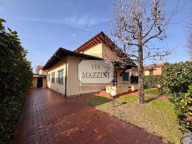 Foto Villa unifamiliare a Pietrasanta di 160 m² con 9 locali in vendita