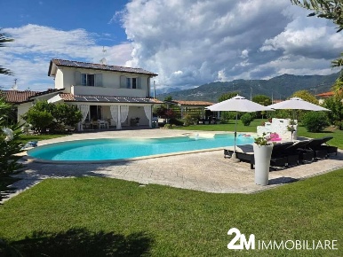 Foto Villa unifamiliare a Camaiore di 216 m² con 10 locali in vendita