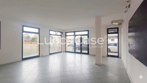 Foto Locale commerciale a Massarosa Massarosa Paese di 50 m² con 1 locali