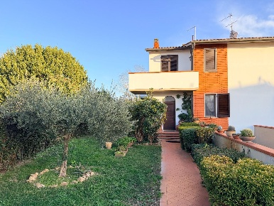 Foto Villa bifamiliare a San Giuliano Terme Ghezzano di 100 m² con 5 locali