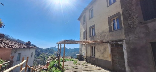Foto Casa indipendente a Pescaglia Centro di 150 m² con 6 locali in vendita