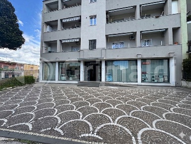 Foto Negozio in Via CAMPANA 407, Quarto di 327 m² con 5 locali in vendita