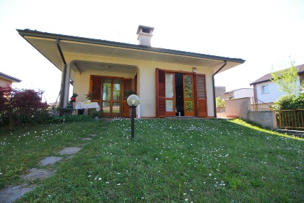 Foto Villa singola in Via Madonnina 11, San Giorgio su Legnano di 271 m²