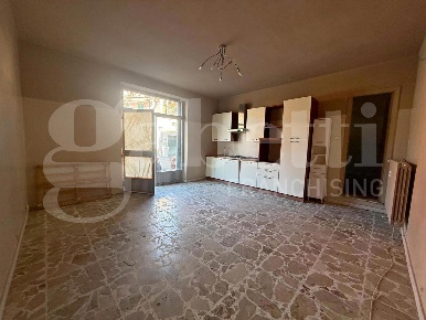 Foto Negozio in Via Ospedale 26, Bra Centro di 50 m² con 2 locali