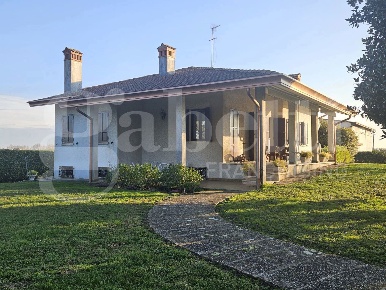 Foto Villa singola a Correzzola Villa Del Bosco di 265 m² con 5 locali