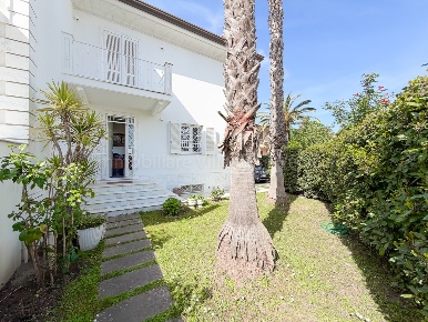 Foto Villa bifamiliare in Via Vittorio Veneto, Camaiore Lido di Camaiore