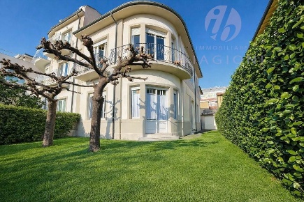 Foto Villa bifamiliare a Camaiore Lido di Camaiore di 200 m² con 9 locali