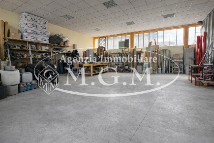 Foto Capannone industriale a Ponsacco Centro di 160 m² con 3 locali