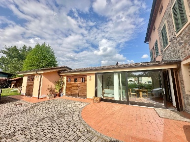 Foto Villa unifamiliare a Porcari Centro di 280 m² con 15 locali in vendita