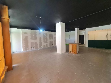 Foto Locale commerciale a Colle di Val d'Elsa Abbadia, Campolungo di 88 m²