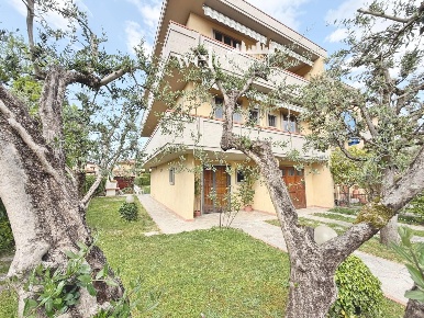 Foto Villa a schiera a Campi Bisenzio Centro di 171 m² con 6 locali