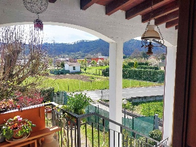 Foto Casa indipendente a Brugnato Centro di 223 m² con 10 locali in vendita