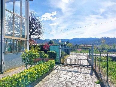 Foto Casa indipendente a Brugnato Centro di 223 m² con 10 locali in vendita