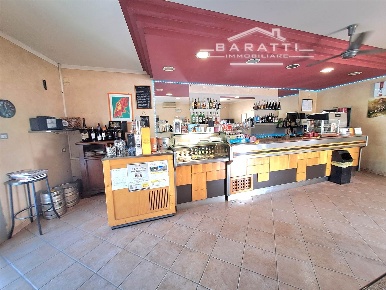 Foto Attività commerciale a Ostiglia Centro di 100 m² con 5 locali