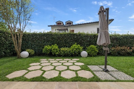Foto Villa unifamiliare in Via Varese  10, Cusago Centro di 300 m²